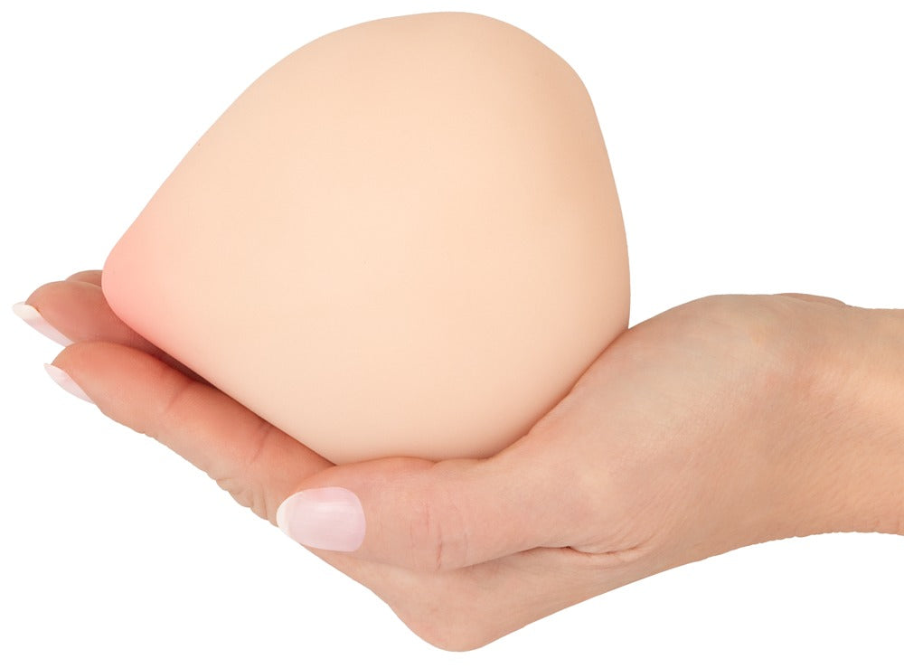 beau cœur FELYRA Peach Masturbator auf einer Hand zur Darstellung der kompakten Größe
