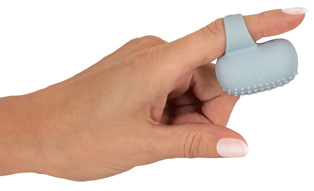 beau cœur KIREMO Fingervibrator in Hellblau – Größenvergleich in einer Hand zur Darstellung der kompakten Bauform