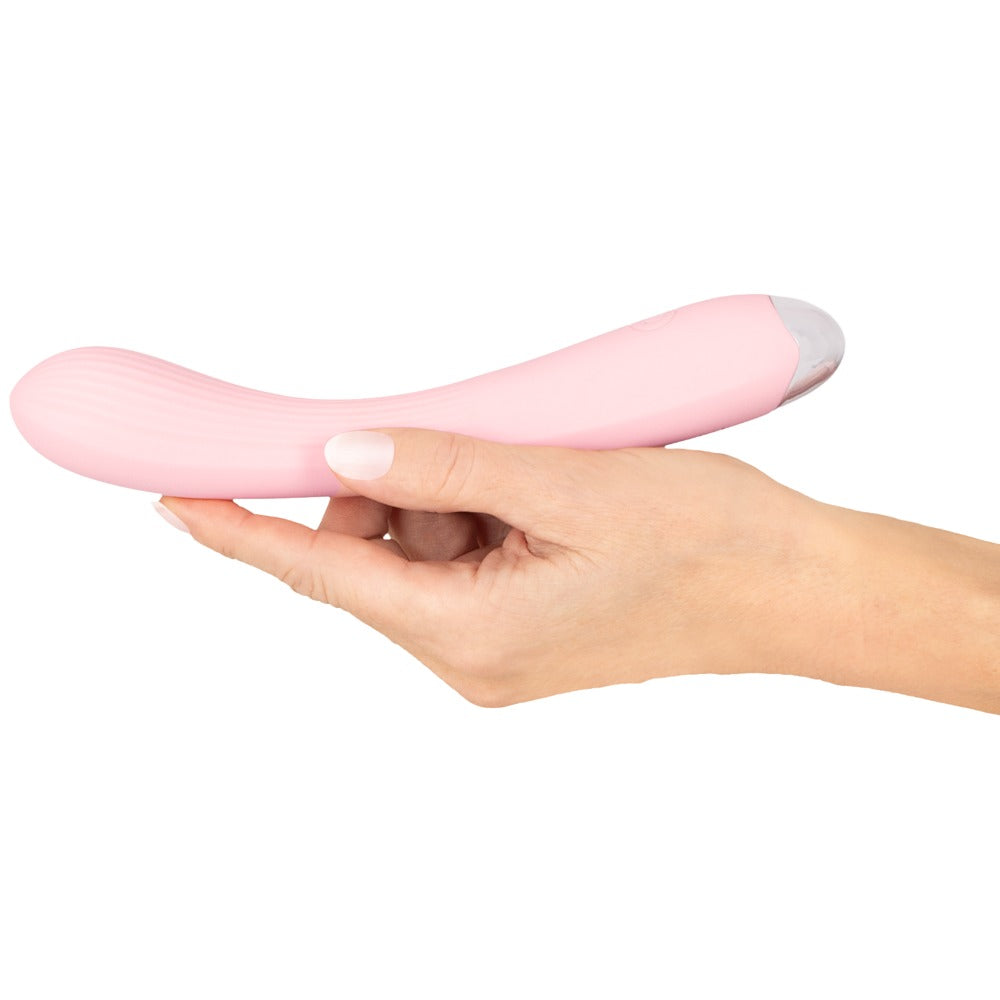 beau cœur KIREYA Curved Vibrator in Rosa – Größenvergleich in einer Hand zur Darstellung der kompakten Form