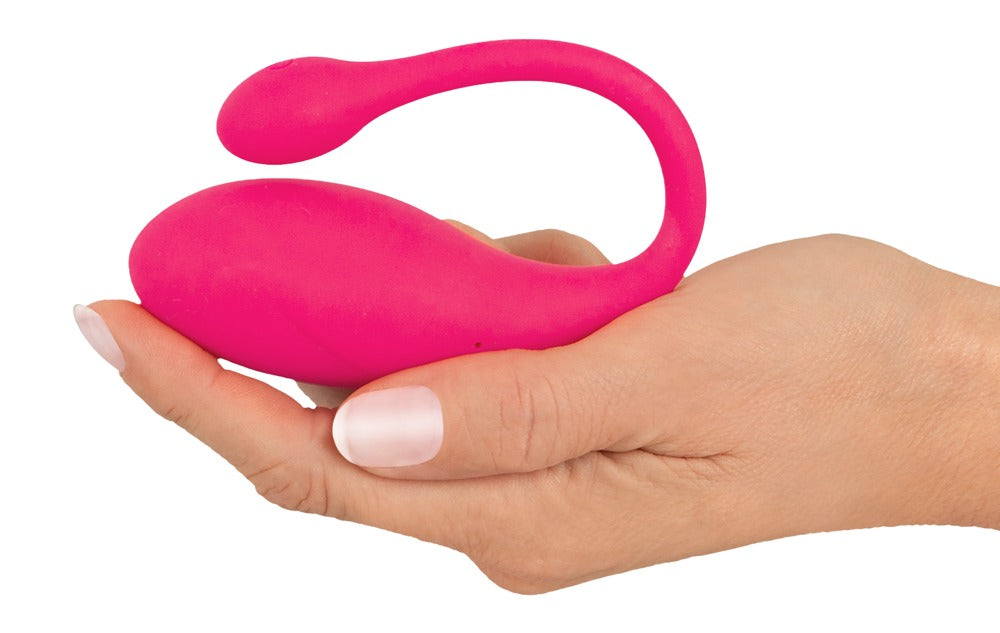 beau cœur KORAL Vibro-Liebeskugel in Pink – Größenvergleich in einer Hand mit sichtbarer Rückholschlaufe