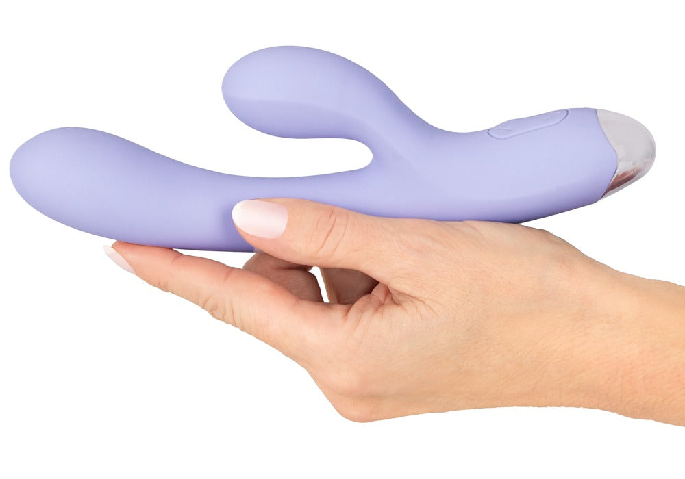 beau cœur RIVANO Curved Rabbit Vibrator in Lila – Größenvergleich in einer Hand zur Darstellung der kompakten Form