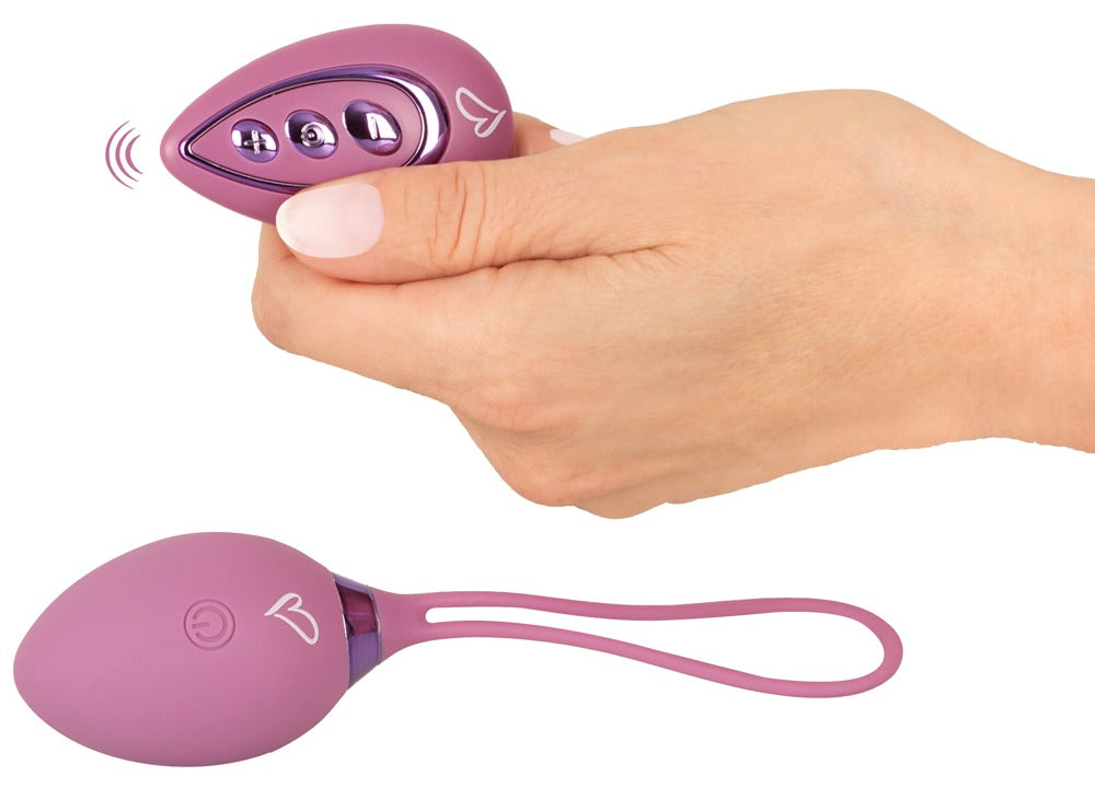 beau coeur ROVANA RC Love Ball mit separater Fernbedienung in der Hand zur Darstellung der kabellosen Steuerung