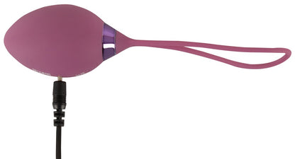 beau coeur ROVANA RC Love Ball in Lila mit angeschlossenem USB-Ladekabel zur Darstellung der Ladefunktion
