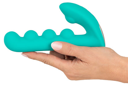 beau cœur SYLORA Rabbit Vibrator in Türkis – Größenvergleich in einer Hand mit sichtbaren Kugelstrukturen und Stimulationsarm