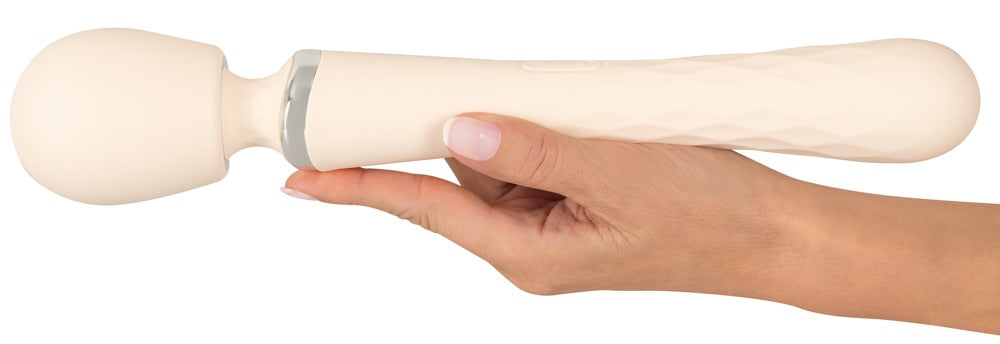 beau cœur TAVIRO Big Wand Massager in Creme – Größenvergleich in einer Hand zur Darstellung des großen Massagekopfs und langen Griffs