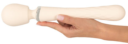 beau cœur TAVIRO Big Wand Massager in Creme – Größenvergleich in einer Hand zur Darstellung des großen Massagekopfs und langen Griffs