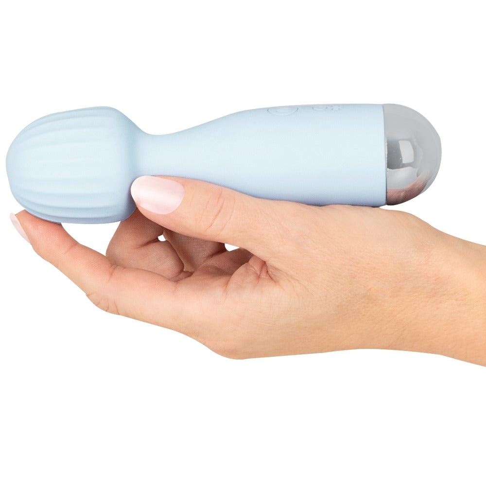 beau cœur VANYOR Mini Wand Massager in Hellblau – Größenvergleich in einer Hand zur Darstellung der kompakten Bauform