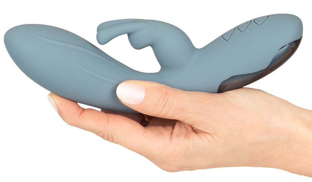 beau cœur VELINA Rabbit Vibrator in Dunkelgrau – Größenvergleich in einer Hand zur Darstellung der kompakten geschwungenen Form