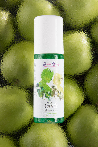 BeauMents Glide Green Apple wasserbasiertes Gleitgel 125 ml mit Apfelhintergrund