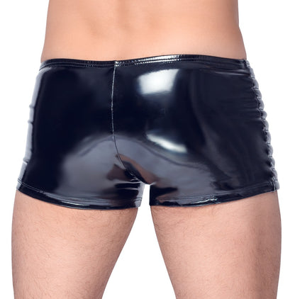 Model mit schwarzen Black Level Biker-Lack-Pants mit Steppungen in der Rückansicht