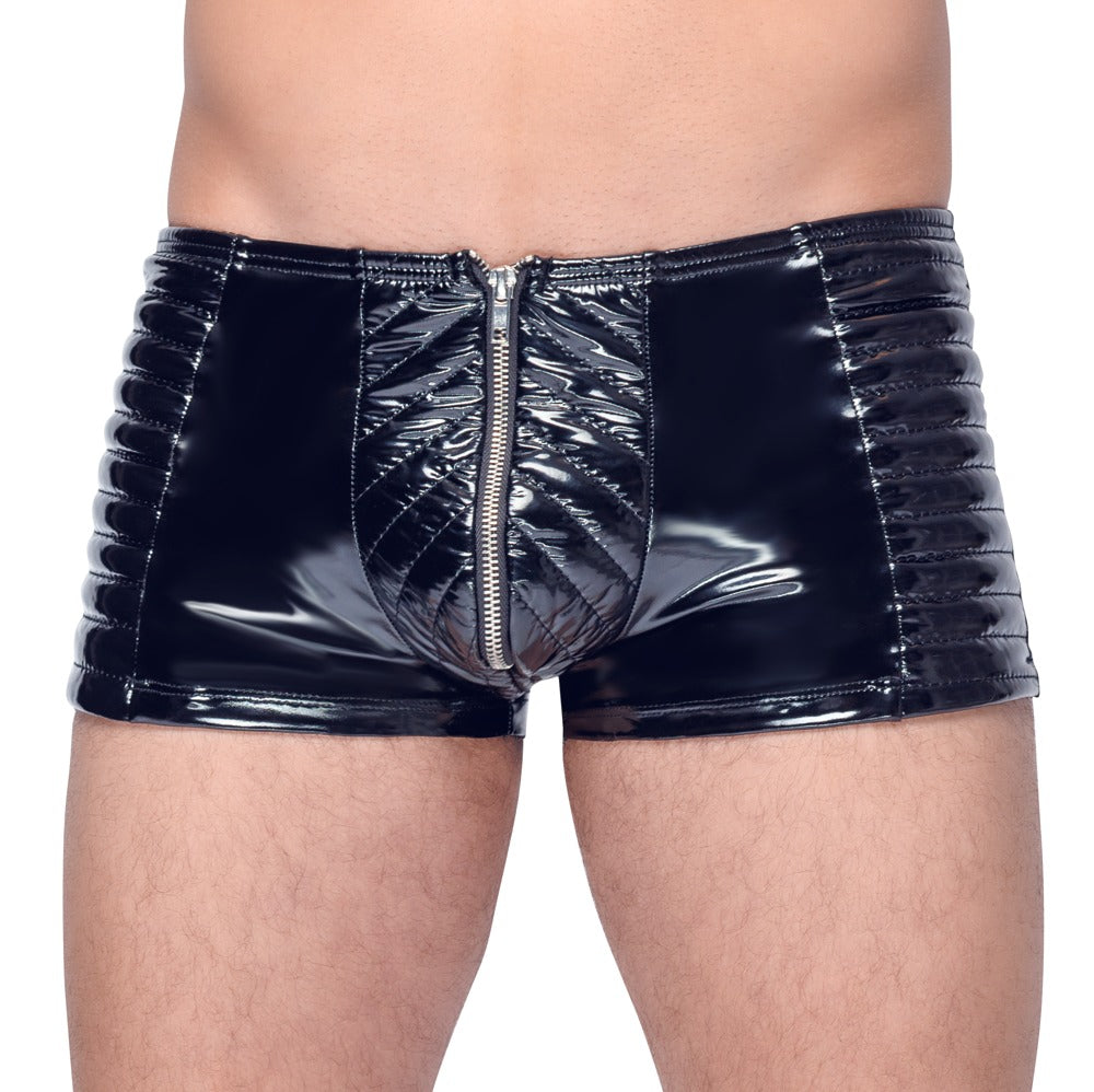 Schwarze Black Level Biker-Lack-Pants mit Steppungen und Front-Zip am Model in der Vorderansicht