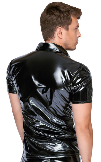 Model mit schwarzem Black Level Lack-Poloshirt mit Kragen und Druckknopfleiste in der Rückansicht