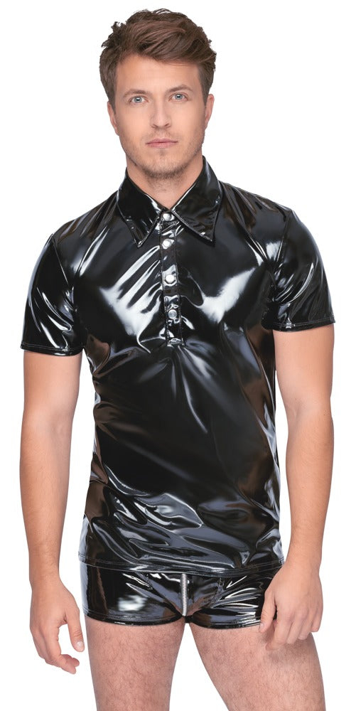 Model mit schwarzem Black Level Lack-Poloshirt mit Kragen und Druckknopfleiste in der Vorderansicht