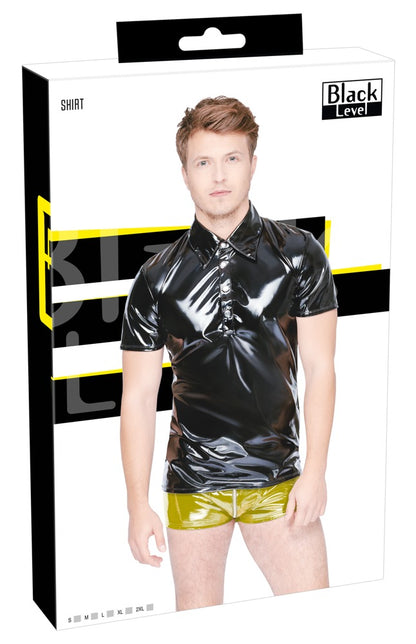 Produktverpackung des schwarzen Black Level Lack-Poloshirts mit Kragen und Druckknopfleiste
