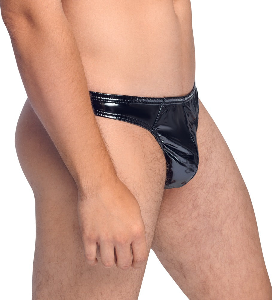 Schwarzer Black Level Lack-Riostring mit bi-elastischer Passform am Model in schräger Vorderansicht