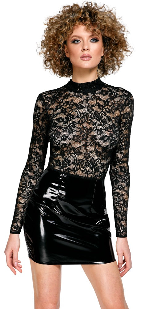 Model mit schwarzem Black Level Langarm-Lack-Minikleid mit Spitze in der Vorderansicht