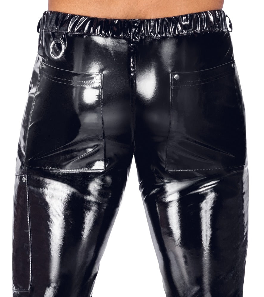 Seitliche Detailansicht der schwarzen Black Level Skinny Lack-Hose für Männer mit Reißverschlusstaschen