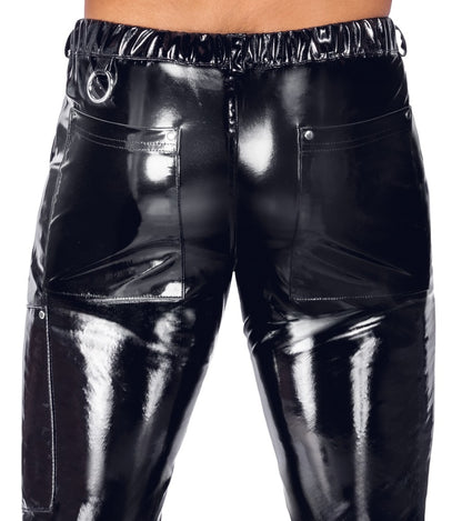 Seitliche Detailansicht der schwarzen Black Level Skinny Lack-Hose für Männer mit Reißverschlusstaschen
