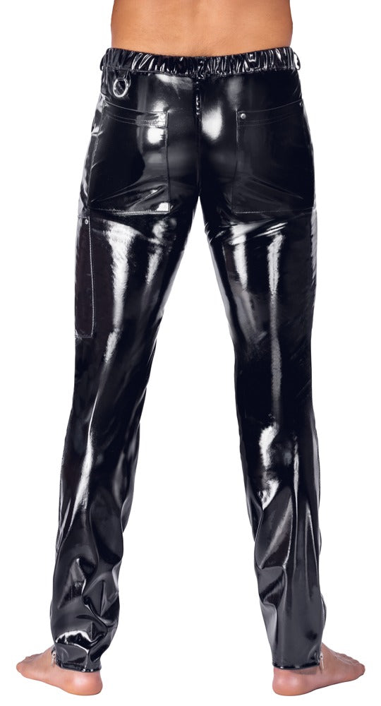 Model mit schwarzer Black Level Skinny Lack-Hose für Männer mit Reißverschlusstaschen in der Rückansicht