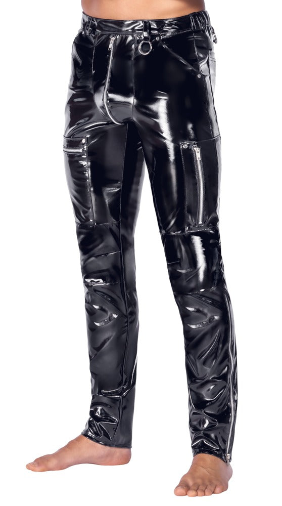 Schwarze Black Level Skinny Lack-Hose für Männer mit Reißverschlusstaschen am Model in schräger Vorderansicht