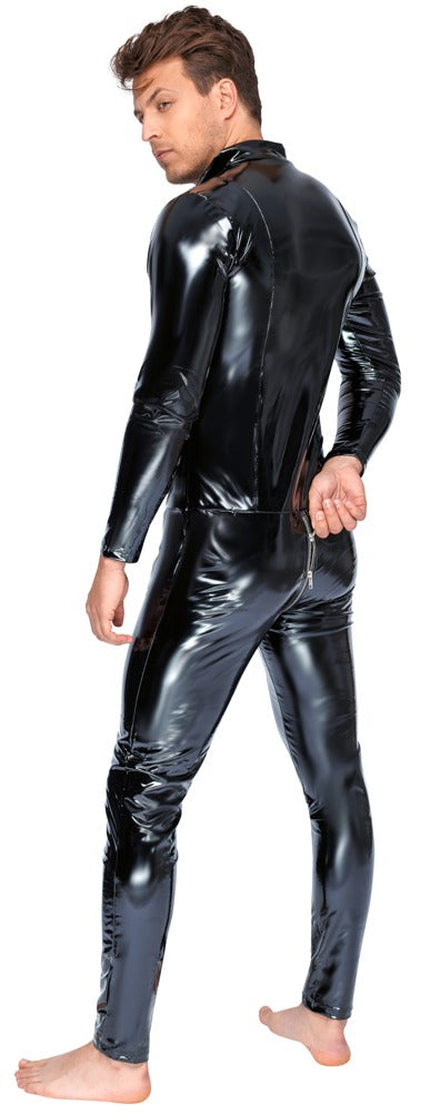 Schwarzer Black Level Stretch-Lack-Overall mit 3-Wege-Reißverschluss am Model in schräger Rückansicht
