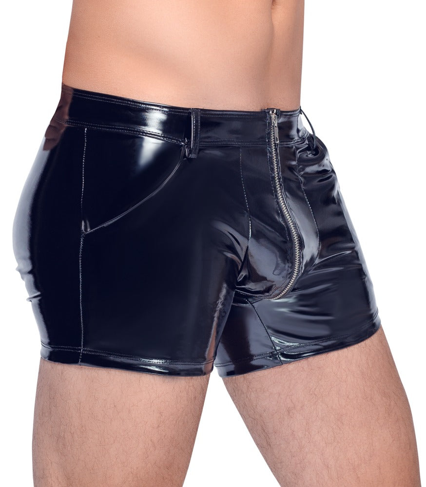 Schwarze Black Level Stretch-Lack-Pants mit Front-Reißverschluss am Model in schräger Vorderansicht