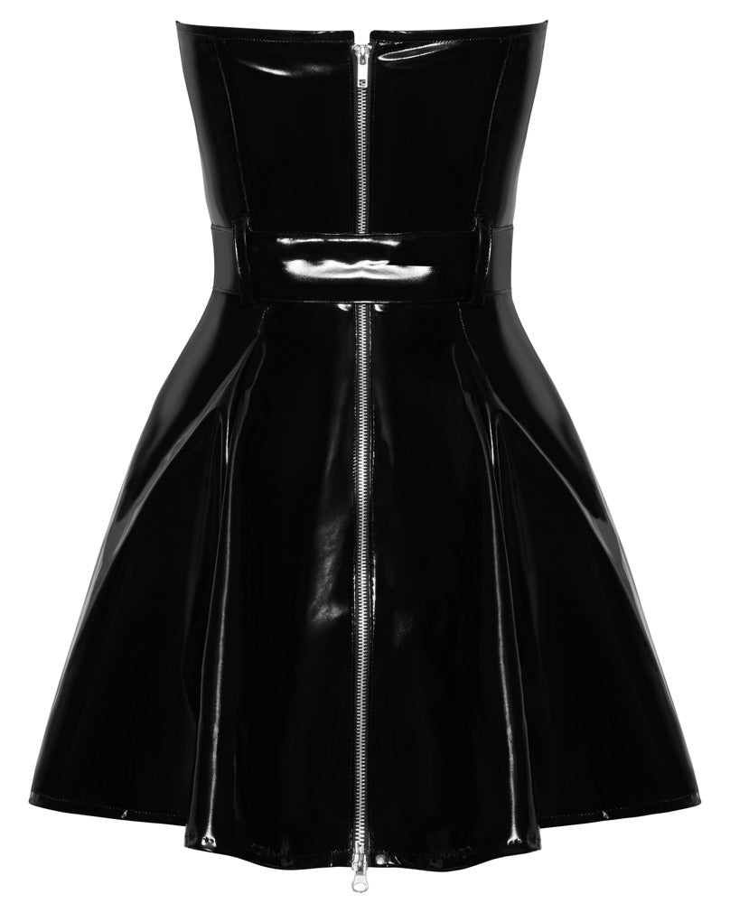 Schwarzes Black Level trägerloses Lack-Minikleid mit Gürtel in der Rückansicht