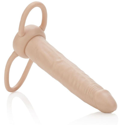 CalExotics Accommodator Dual Penetrator in Hautfarbe in Hauptansicht mit langem Schaft und flexiblem Doppelring-System
