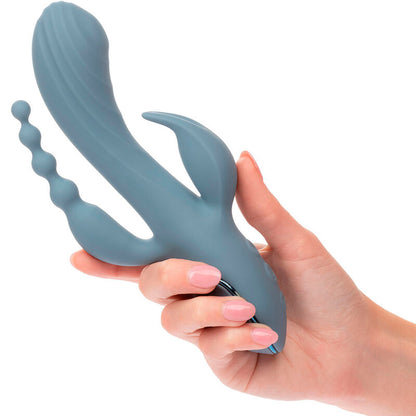 CALEXOTICS III Triple Ecstasy Dreifach-Stimulator in Blau mit drei unterschiedlich geformten Stimulationsarmen bei der Handhabung