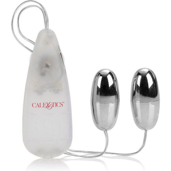 CALEXOTICS Pocket Exotics Double Silver Bullets mit zwei silbernen Vibrations-Bullets und Controller in der Gesamtansicht