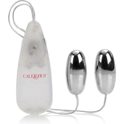 CALEXOTICS Pocket Exotics Double Silver Bullets mit zwei silbernen Vibrations-Bullets und Controller in der Gesamtansicht