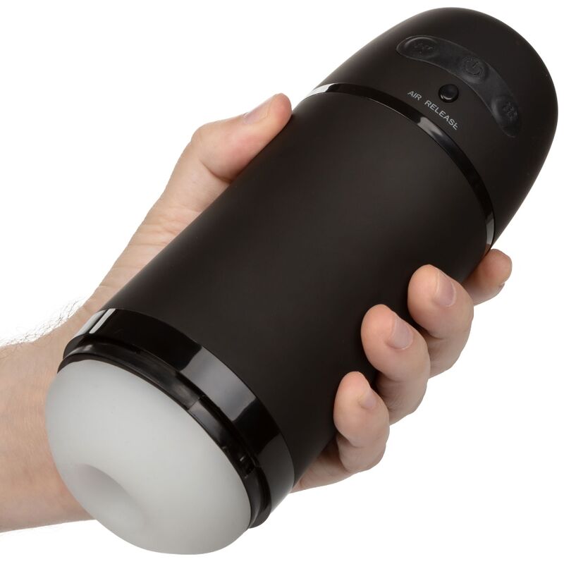 CalExotics Pulsar Stroker Saug-Masturbator in Schwarz mit Vibration bei der Handhabung