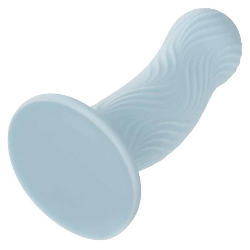 CalExotics Wave Rider Foam Analplug in Hellblau mit breiter Sicherheitsbasis in der Detailansicht