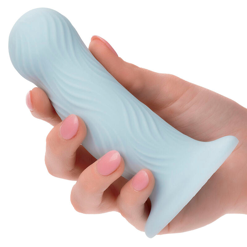 CalExotics Wave Rider Foam Analplug in Hellblau mit Wellenstruktur und breiter Sicherheitsbasis bei der Handhabung