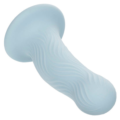 CalExotics Wave Rider Foam Analplug in Hellblau mit konturierter Wellenstruktur in schräger Perspektivansicht