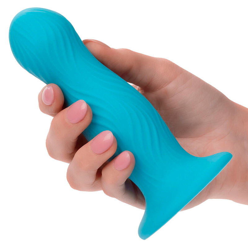CalExotics Wave Rider Swell Analplug in Türkis mit konturierter Oberfläche und breiter Sicherheitsbasis bei der Handhabung