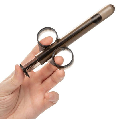 CalExotics XL Lube Tube Präzisions-Applikator mit Fingerringen bei der Handhabung