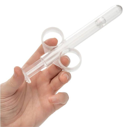 CalExotics XL Lube Tube transparenter Präzisions-Applikator mit Fingerringen bei der Handhabung