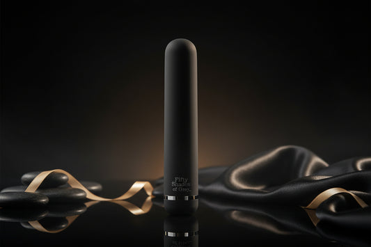 Charlie Tango Vibrator 2 in Schwarz mit seidiger Soft-Touch Oberfläche und klassischer abgerundeter Form