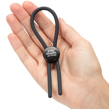 Silikon Cockring mit Schieberegler zur individuellen Anpassung in der Hand