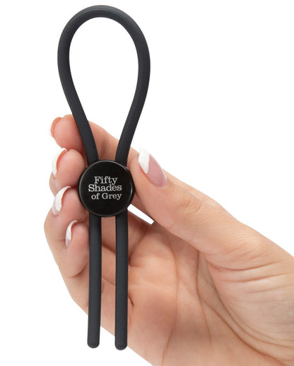 Verstellbarer Cockring aus Silikon in der Hand gehalten zur Größenveranschaulichung