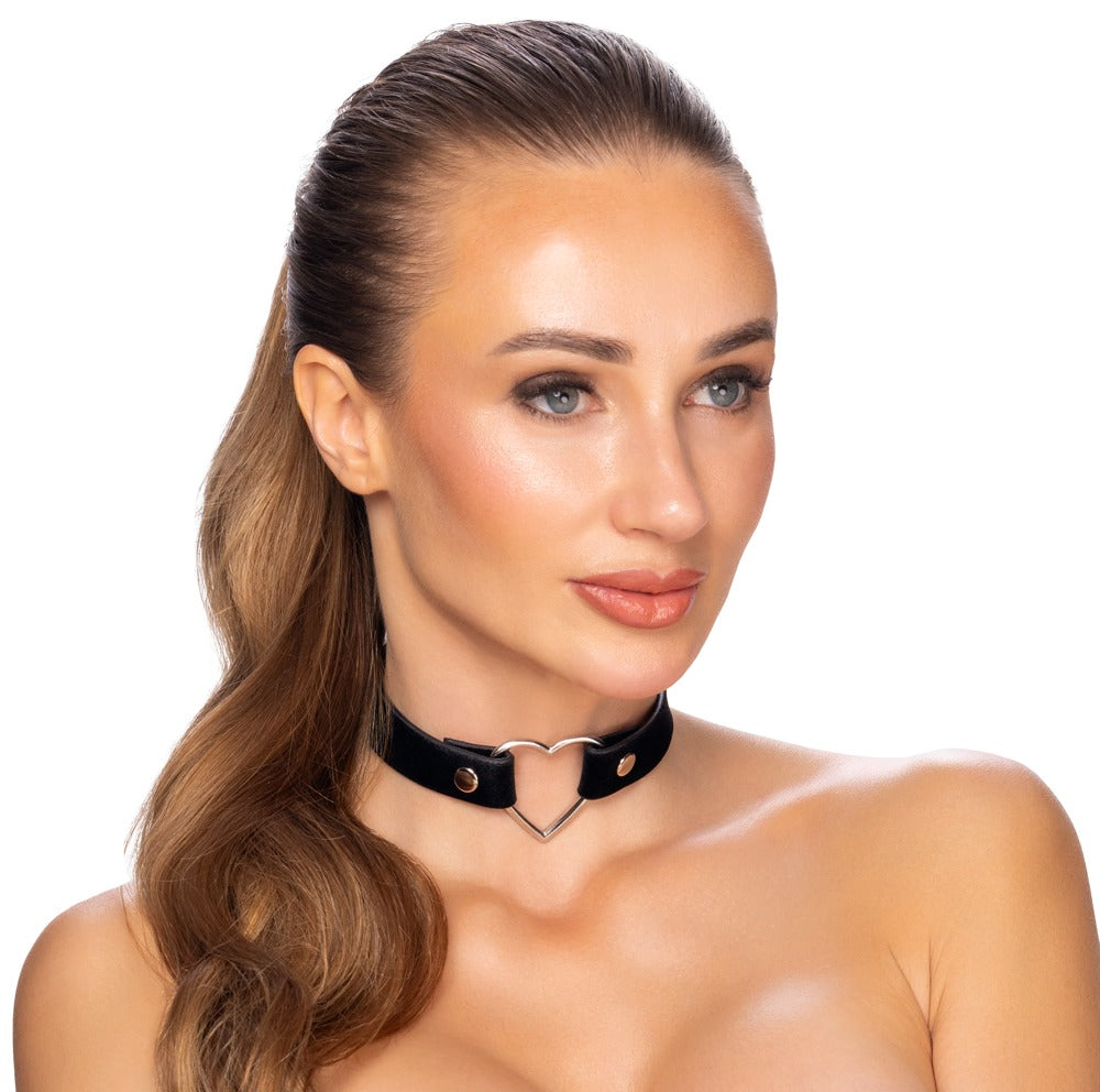 Model trägt den schwarzen Cottelli ACCESSOIRES Choker mit silberfarbenem Metallherz