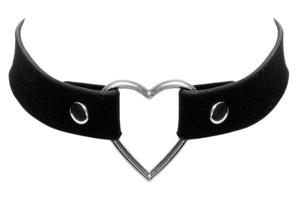 Schwarzer Cottelli ACCESSOIRES Choker in Mattoptik mit silberfarbenem Metallherz in Vorderansicht