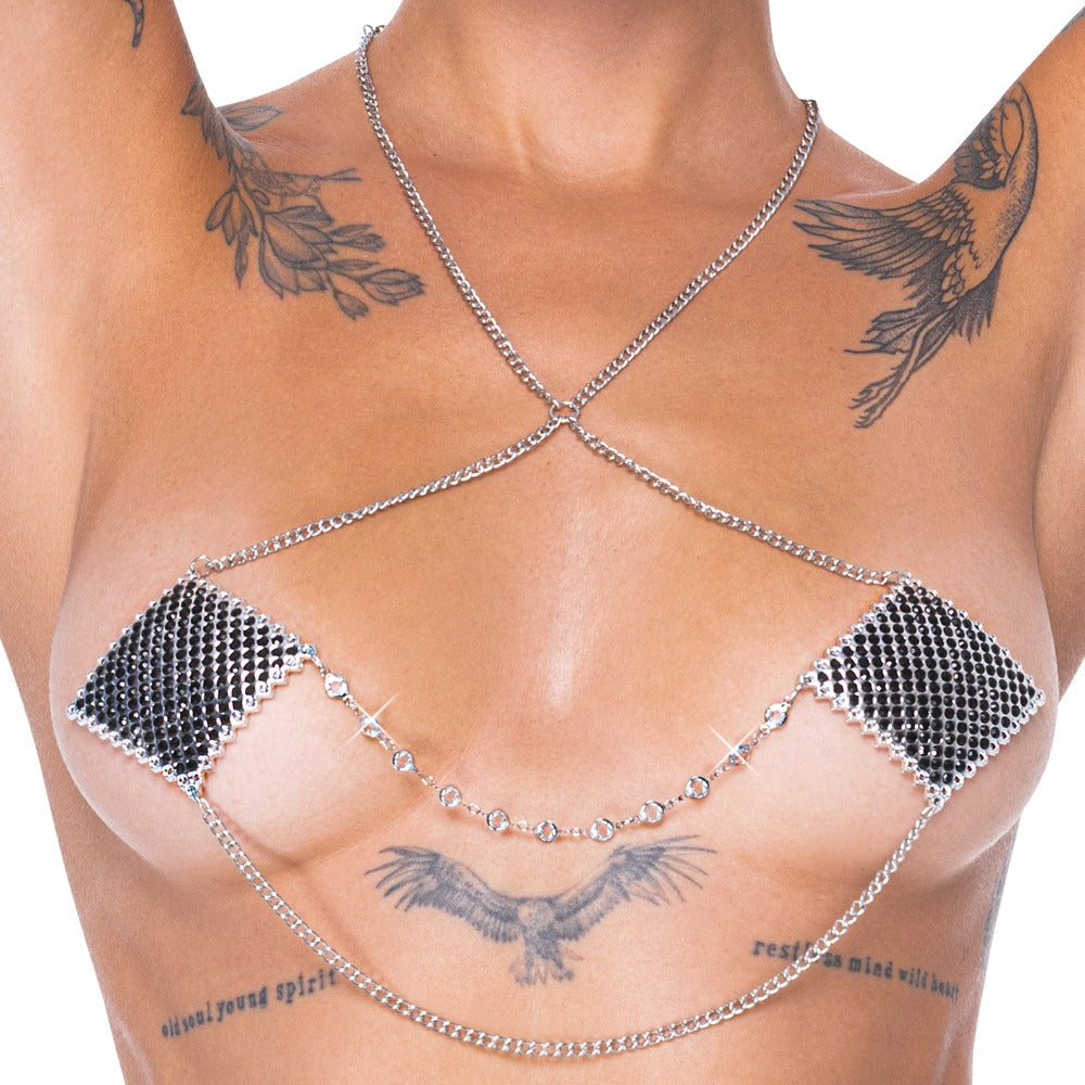 Detailansicht der rautenförmigen Nippelsticker mit schwarzen Schmucksteinchen, Halskette und Verbindungskettchen