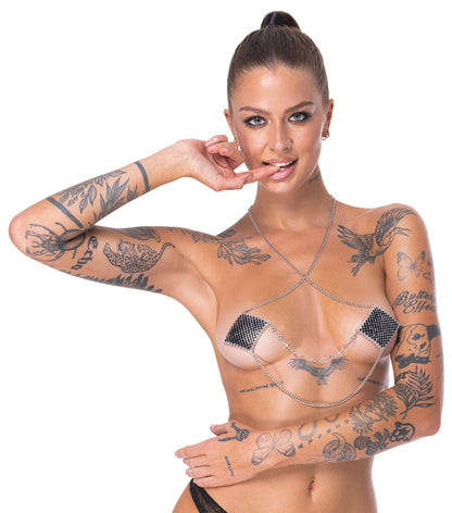 Model trägt die silberfarbenen Cottelli ACCESSOIRES Nipple Sticker Square mit schwarzen Schmucksteinchen und Verbindungskettchen