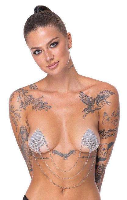Model mit silberfarbenen Nipple Sticker Square und dekorativen Verbindungskettchen