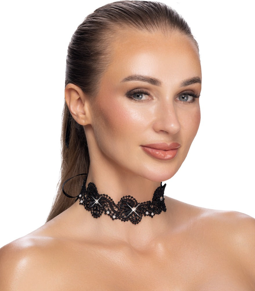 Model trägt das schwarze Cottelli ACCESSOIRES Spitzen-Halsband mit Perlen und Glitzersteinchen