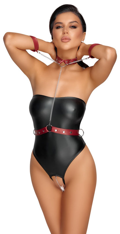 Cottelli BONDAGE Body mit rotem Harness und Halsband am Modell Vorderansicht