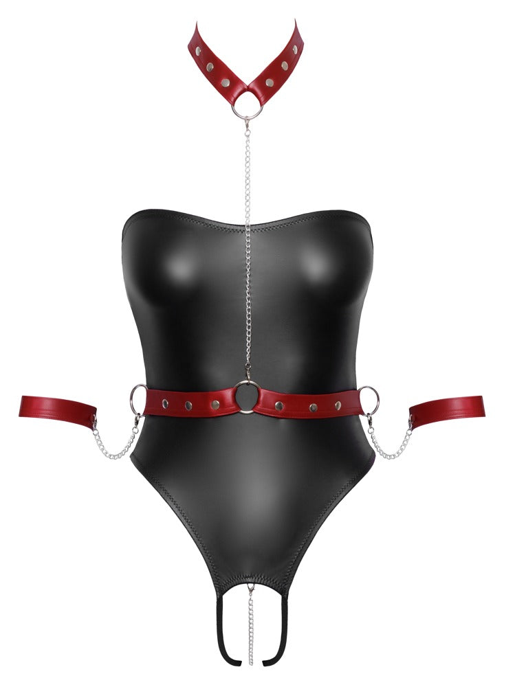 Cottelli BONDAGE Body im schwarzen Mattlook mit rotem Harness, Halsband und Handfesseln Vorderansicht