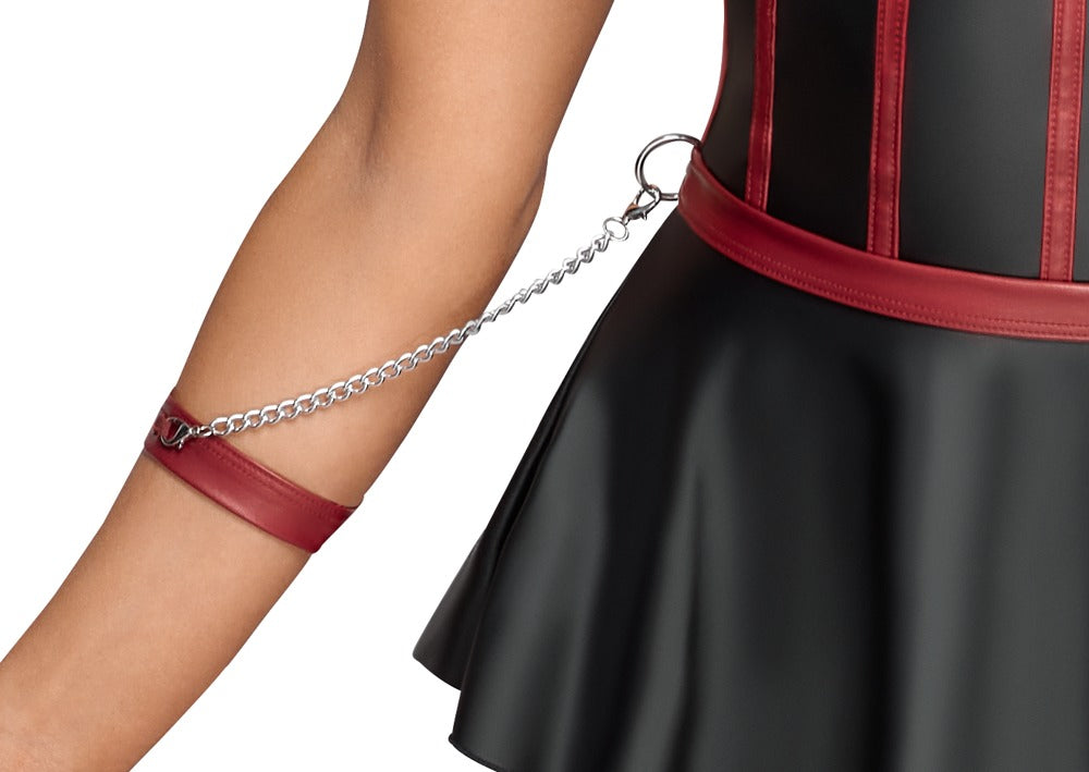 Detailansicht der Armfessel des Cottelli BONDAGE Sets im schwarzen Mattlook mit roten Akzenten